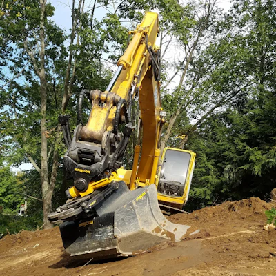 The tiltrotator can be connected to engcon's Q-Safe quick coupler and combined with the EC-Oil, a hydraulic system that allows automatic connection of hydraulic tools and accessories from the cab. This enables quick attachment changes from the operator seat.