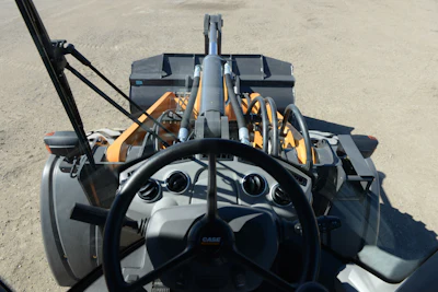 The Case G series wheel loader features a redesigned front windscreen – the traditional three-pane front windscreen being replaced with a single large curved windscreen. This new windscreen improves the continuity of the operators’ visual field and reduces potential blind spots during operation.