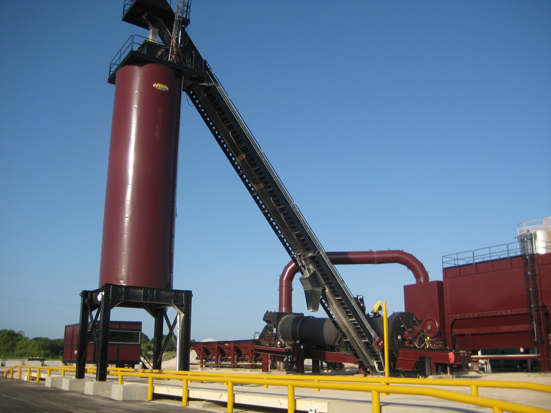 Shorter material transport times alone can greatly contribute to efficiency and a fast return on investment. Shorter hauls mean fewer trucks are needed, saving fuel, vehicle wear and labor costs. They also make road crews more productive, never leaving them waiting for materials.