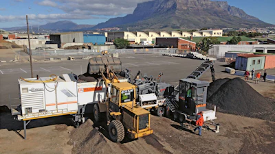 At the Ndabeni Roads and Stormwater Depot in Maitland, the Wirtgen cold recycling mixing plant KMA 200 quickly and reliably produced the BSM mix.