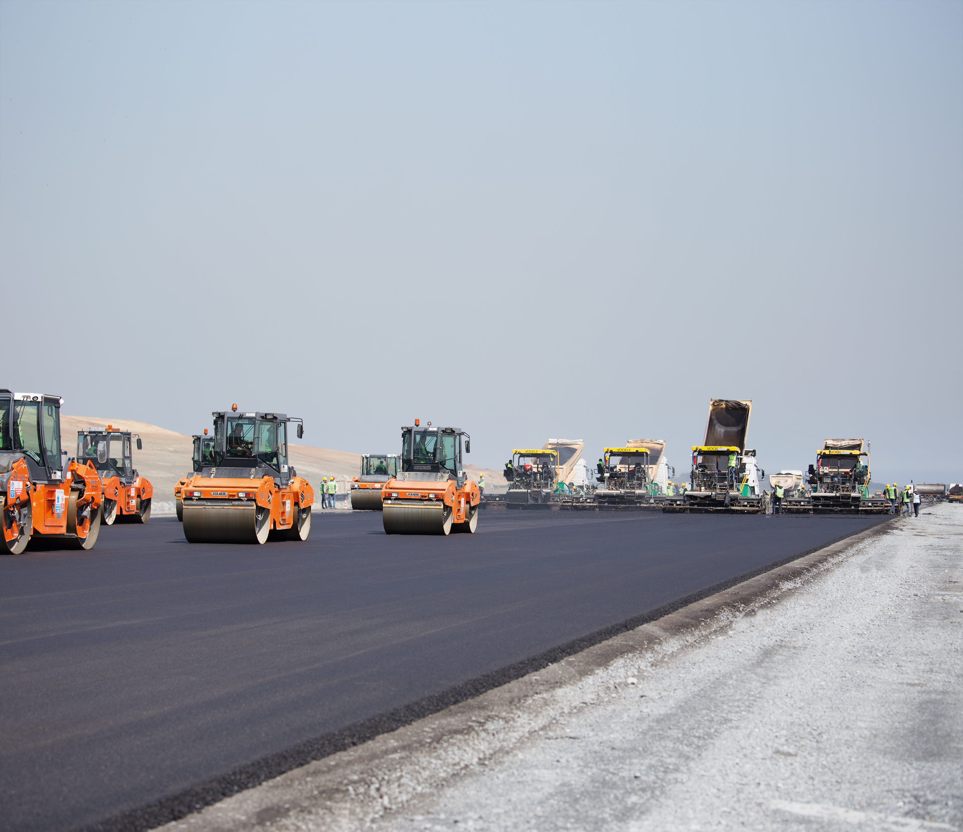 The entire fleet of 12 SUPER pavers is working 'hot on hot'. This means the seams are significantly better protected against water penetration and can withstand stresses for longer.