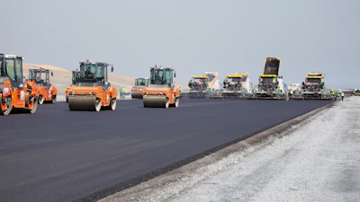 The entire fleet of 12 SUPER pavers is working 'hot on hot'. This means the seams are significantly better protected against water penetration and can withstand stresses for longer.