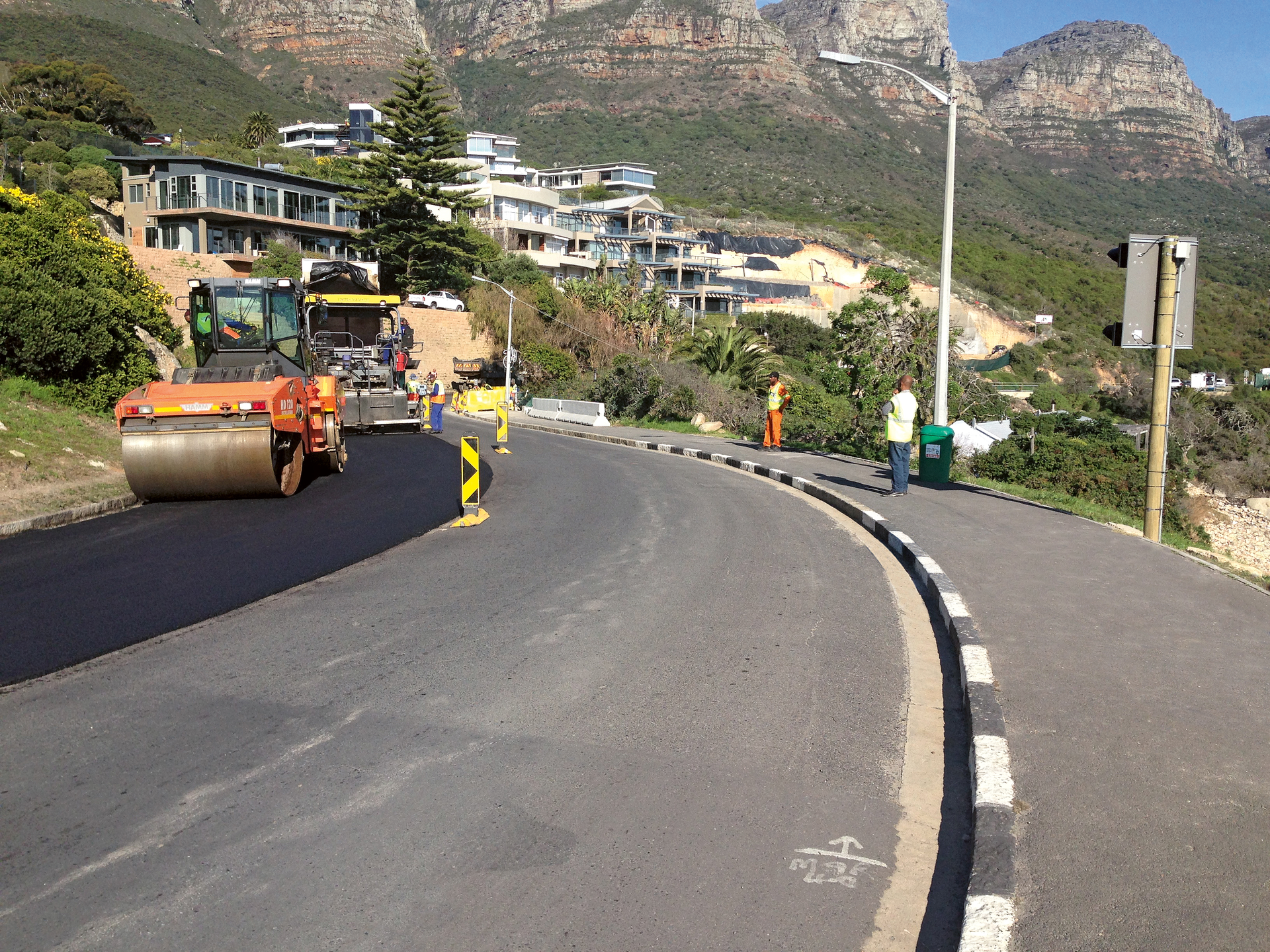 The proper recipe and professional BSM producing of the Wirtgen cold recycling mixing plant were the key factors for a successful project. Immediately after paving with a Vögele paver and compaction with Hamm rollers, parts of Camps Bay Drive could be reopened to traffic.
