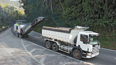 Site Manager Cleiton Farias de Jesus also appreciates the eco-friendly technologies of the W 200. They play a key role in ensuring that his company meets the ISO 14001 Environmental management standard.