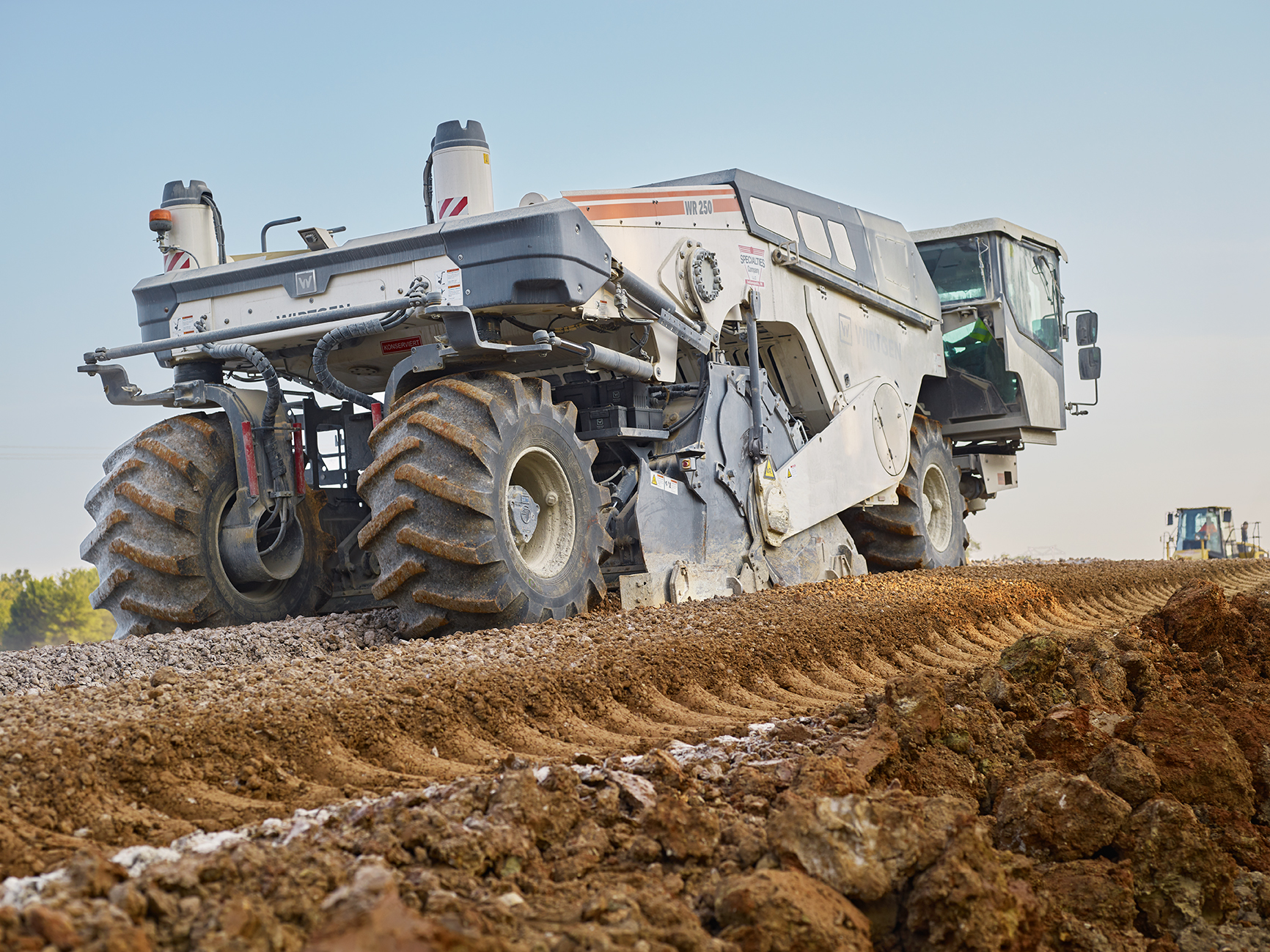 High load-bearing capacity for the approach road to Interstate 69: the Wirtgen WR 250 delivered a top performance stabilizing soil in Indiana.