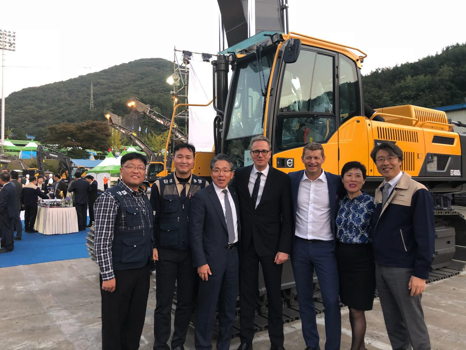 Swedish Ambassador to South Korea Jakob Hallgren (centre) with union leaders (first and second left) and Volvo CE executives SM Yang, Vice President of Excavator Business Platform, (third left), President Melker Jernberg (third right) and Diana Niu, Senior Vice President of Human Resources (second right), and JW Choi, Vice President of Changwon Operations (first right)