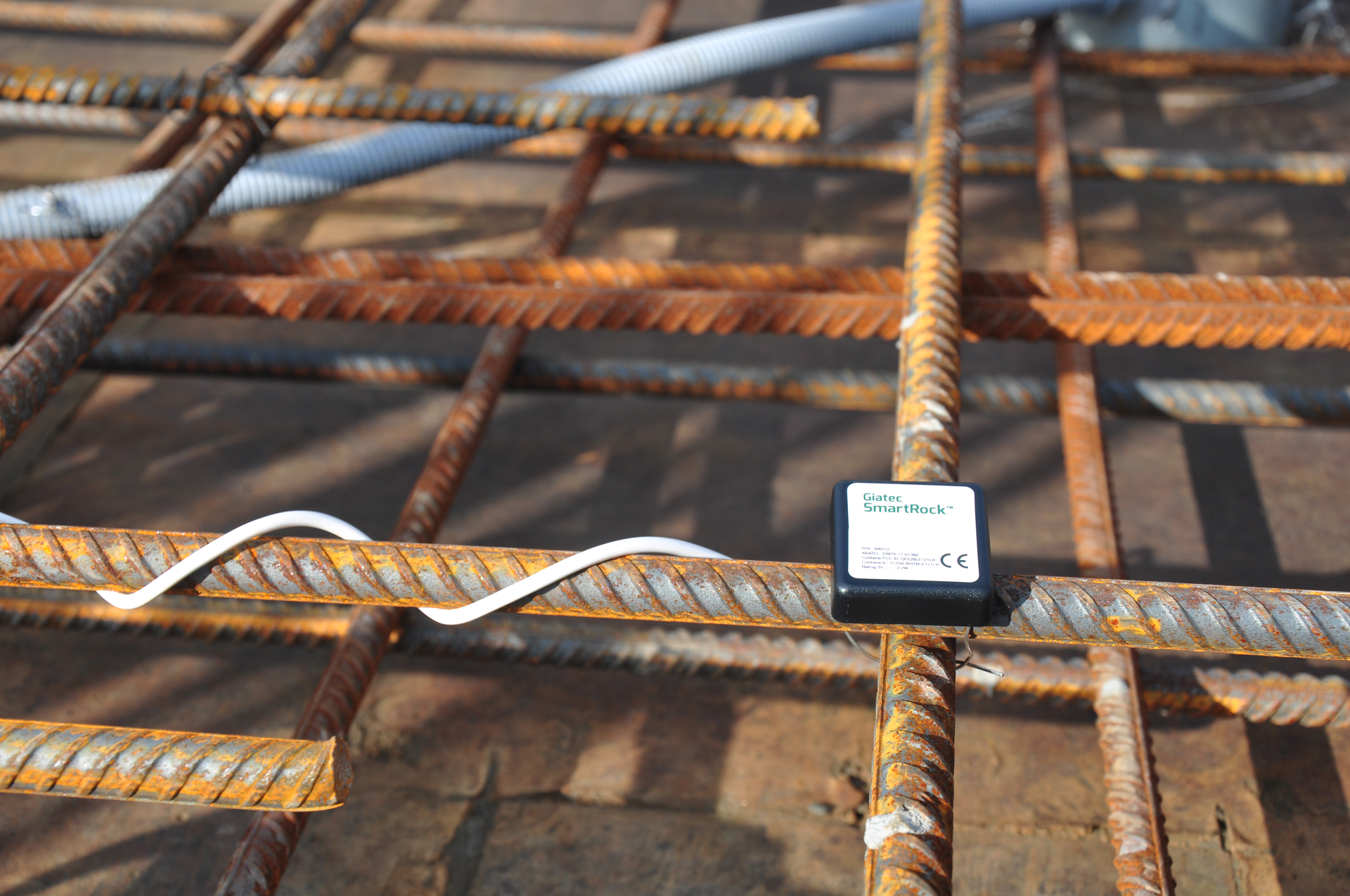 Wireless maturity sensors monitor the strength of your concrete directly onsite, according to the ASTM C1074 maturity method, reducing or eliminating the number of break tests needed to for accurate data.