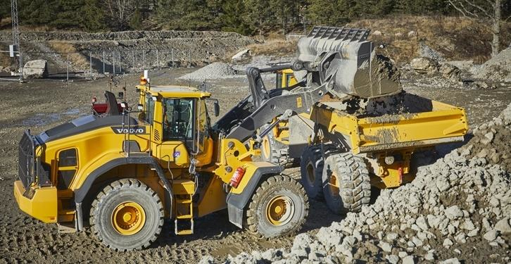 Volvo is testing a remote-controlled L180H wheel loader, on a test track served by 5G mobile broadband. A number of physical barriers, uphill and downhill tracks and rough terrain are designed to mimic the real conditions of a construction site.