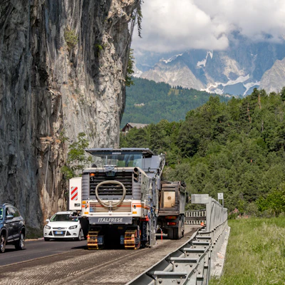 Even just in front of Mont Blanc at an altitude of 3,280 ft., the W 220 operated at full capacity at top speed.