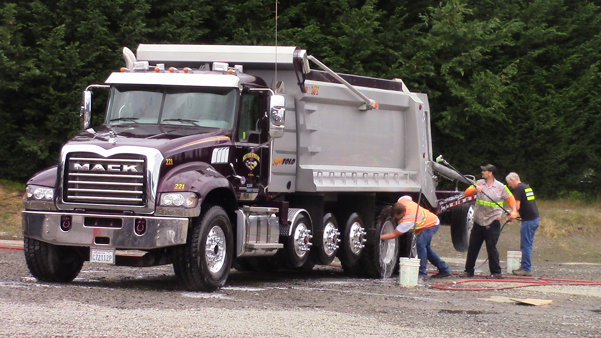 Silver Streak has built its business on hauling sand, gravel, rock and other building materials to jobsites, as well as hauling waste materials away. The business has continued to grow and the company currently runs a large fleet consisting of 45, dominantly Mack trucks and trailers, 12 side dumps and two Super Solos.