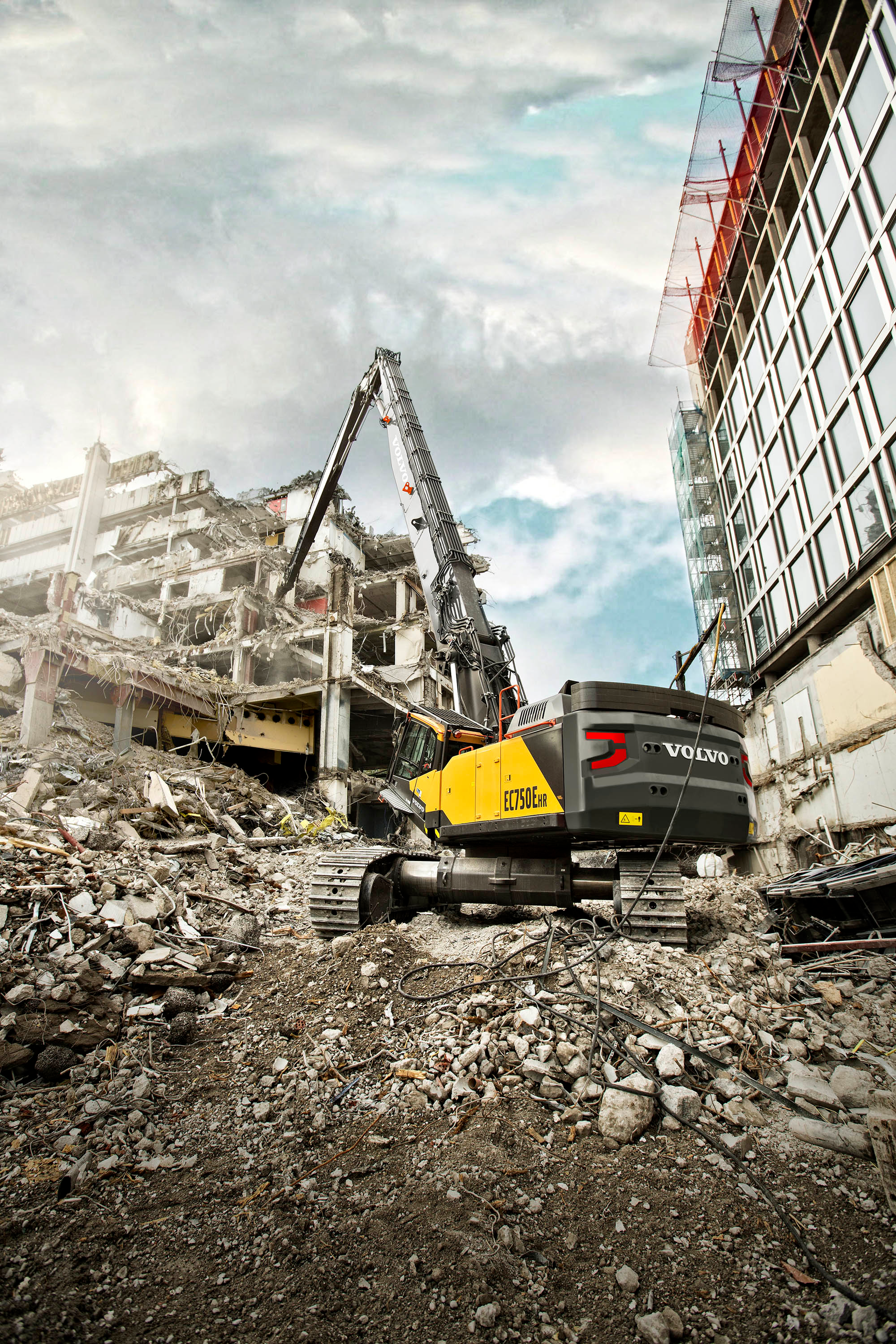 Volvo’s dedicated high-reach machines are based on existing models with some added features to make them suitable for high-reach demolition, including heavier and wider undercarriage and factory-fitted guarding. Image source: Volvo CE