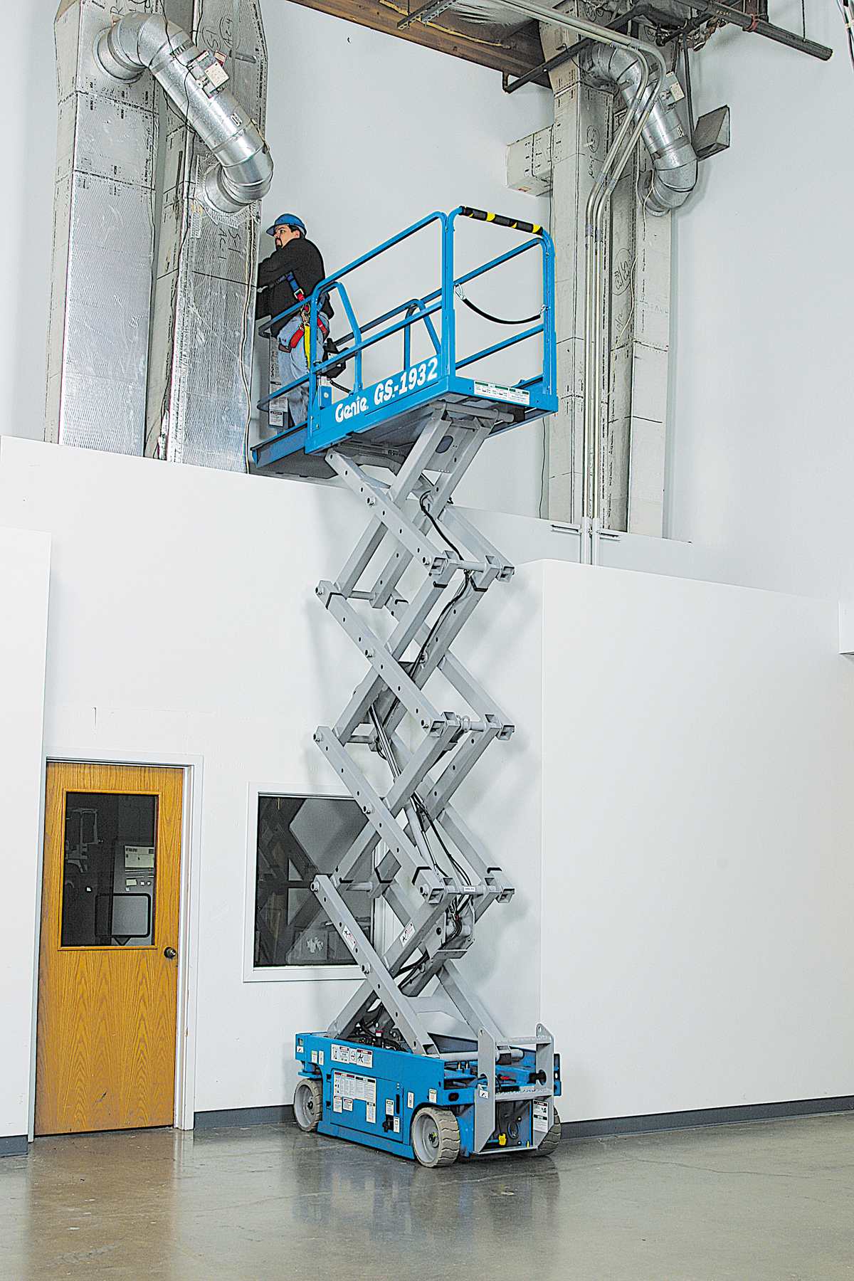 Due to the model’s compact footprint and low stowed height, the Genie GS-1330m scissor lift will maintain standard fixed guardrails.