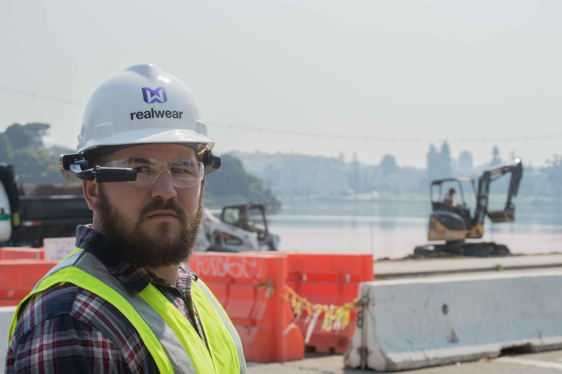 RealWear focuses on the connected worker. Skilled workers that need guidance from experts use the RealWear system.