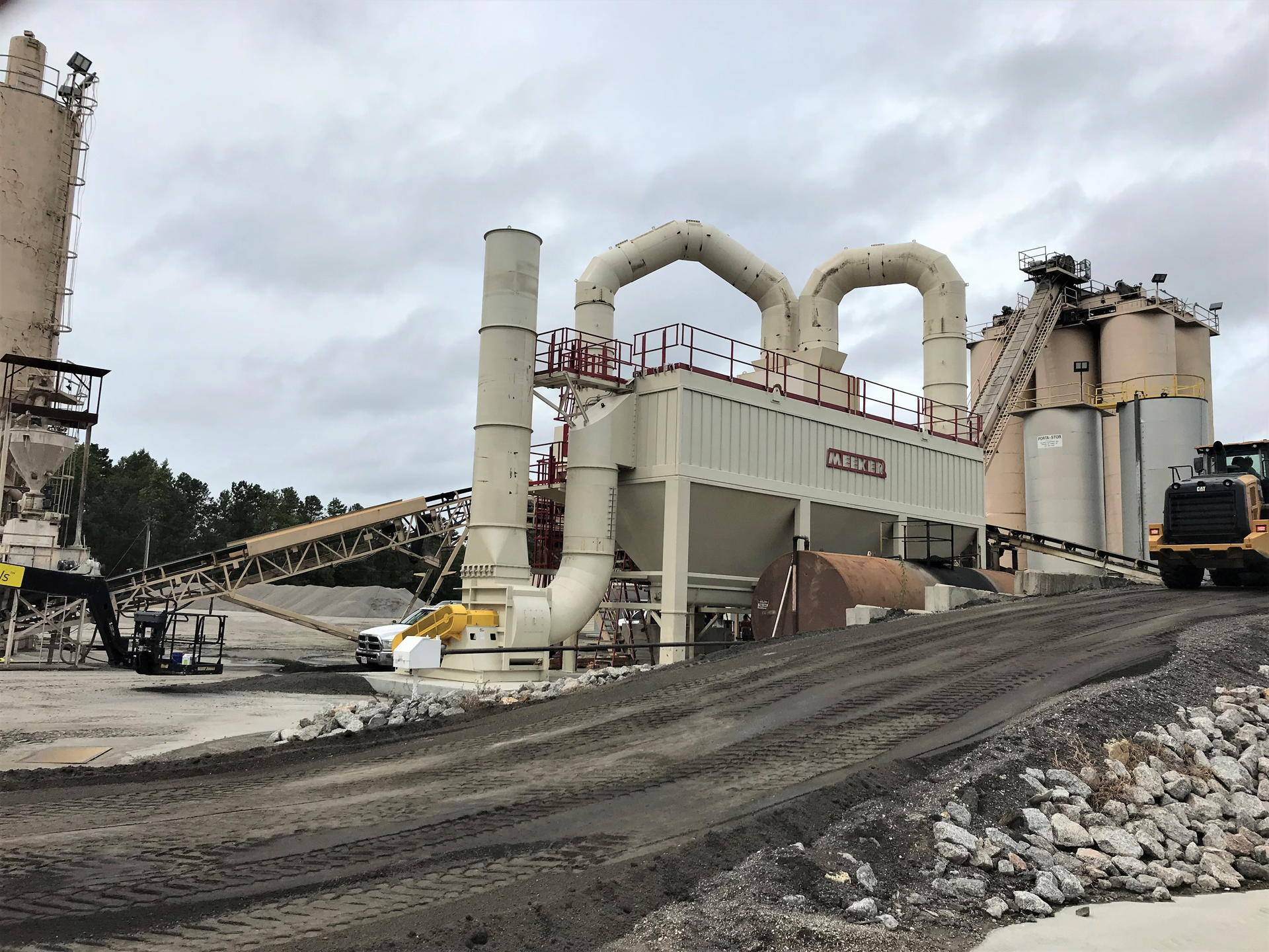 During Winter maintenance in 2018 the company installed a new dryer drum to replace the previously worn unit. They chose a Meeker Freedom Air Baghouse for this location.
