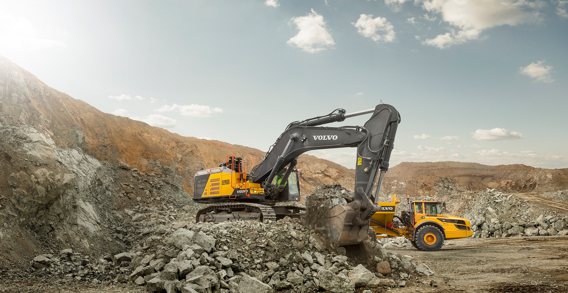 The new 950F excavator is available with various boom and arm configurations to meet individual application needs.