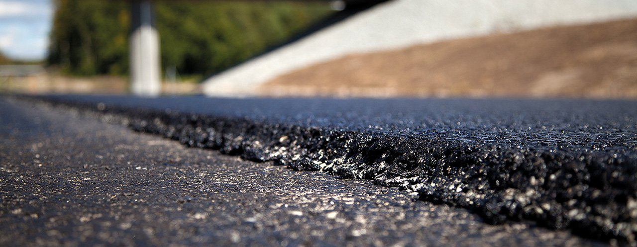 Oscillation rollers are particularly well suited for compacting asphalt when vibration should be minimized, for instance on thin asphalt lifts, bridge decks, near building foundations and concrete structures.