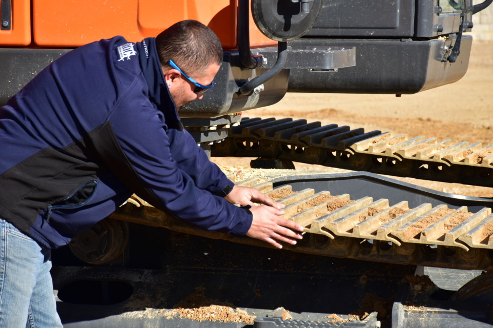 Inspecting Track Shoes 56e9deca2eebc