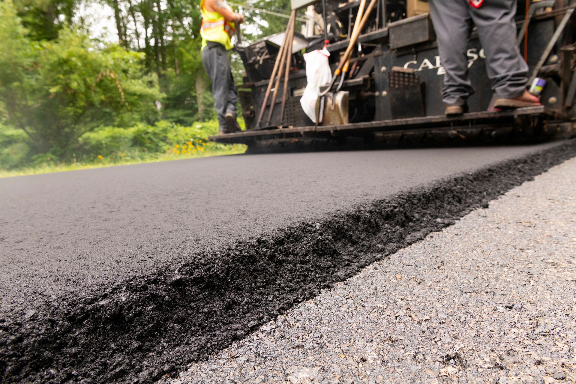 Test projects in India and the United Kingdom of asphalt roads containing recycled plastic have demonstrated better wear resistance when compared to regular asphalt concrete pavement. A project in Texas was the first in the U.S. and Michigan projects were recently the first public asphalt roads.