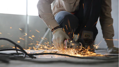 Person Holding Grinder 1216544