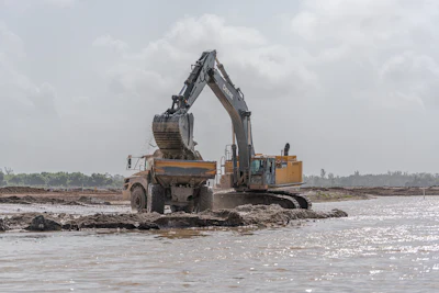 While traditional methods required frequent stops and starts to maintain grade, with the Topcon system, Tomahawk Construction is able to continuously keep going.