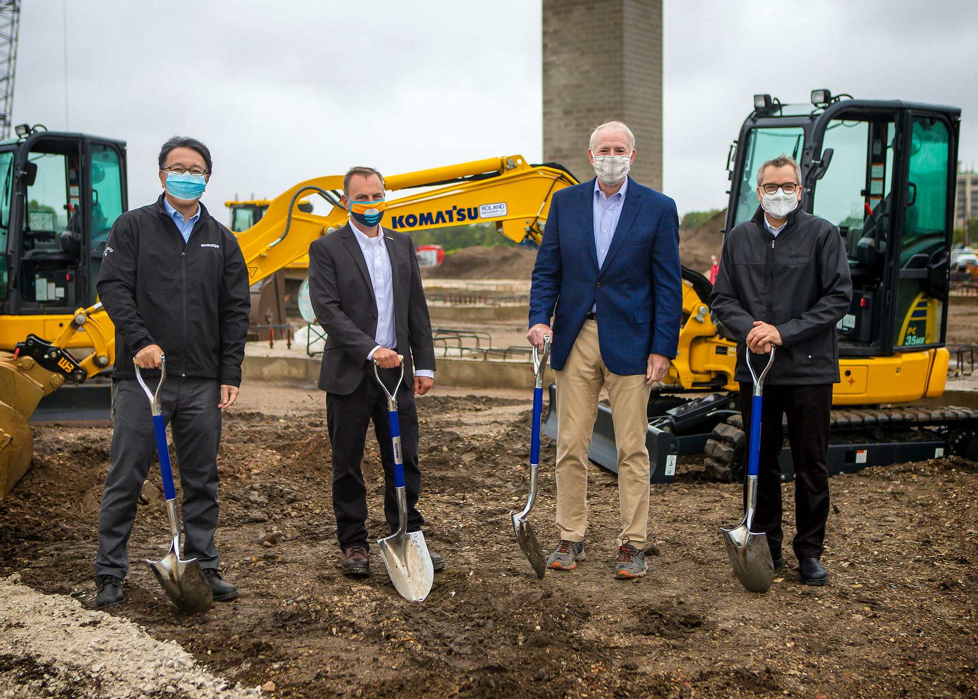 From left to right: Korekiyo (Kody) Yanagisawa, COO Komatsu Mining; John Koetz, President, Surface Mining, Komatsu; Milwaukee Mayor Tom Barrett; Jeff Dawes, CEO, Komatsu Mining.