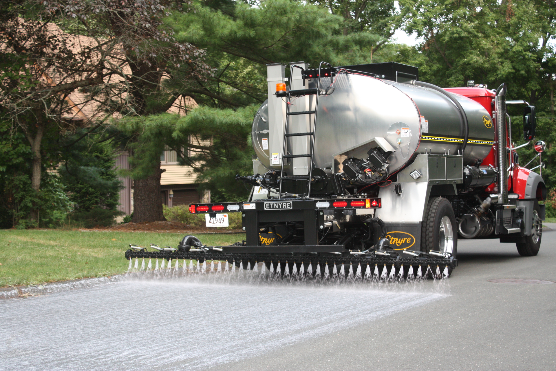 Delta Mist penetrates pavement to soften the asphalt binder and bind it to aggregates.