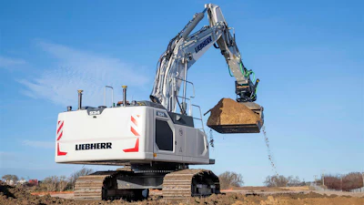 The machine delivered to Brad-Pave is a generation 8 R 934 crawler excavator with Leica 3D passive system, which will be updated with a semi-automatic system featuring an automatic inclination/rotation function.