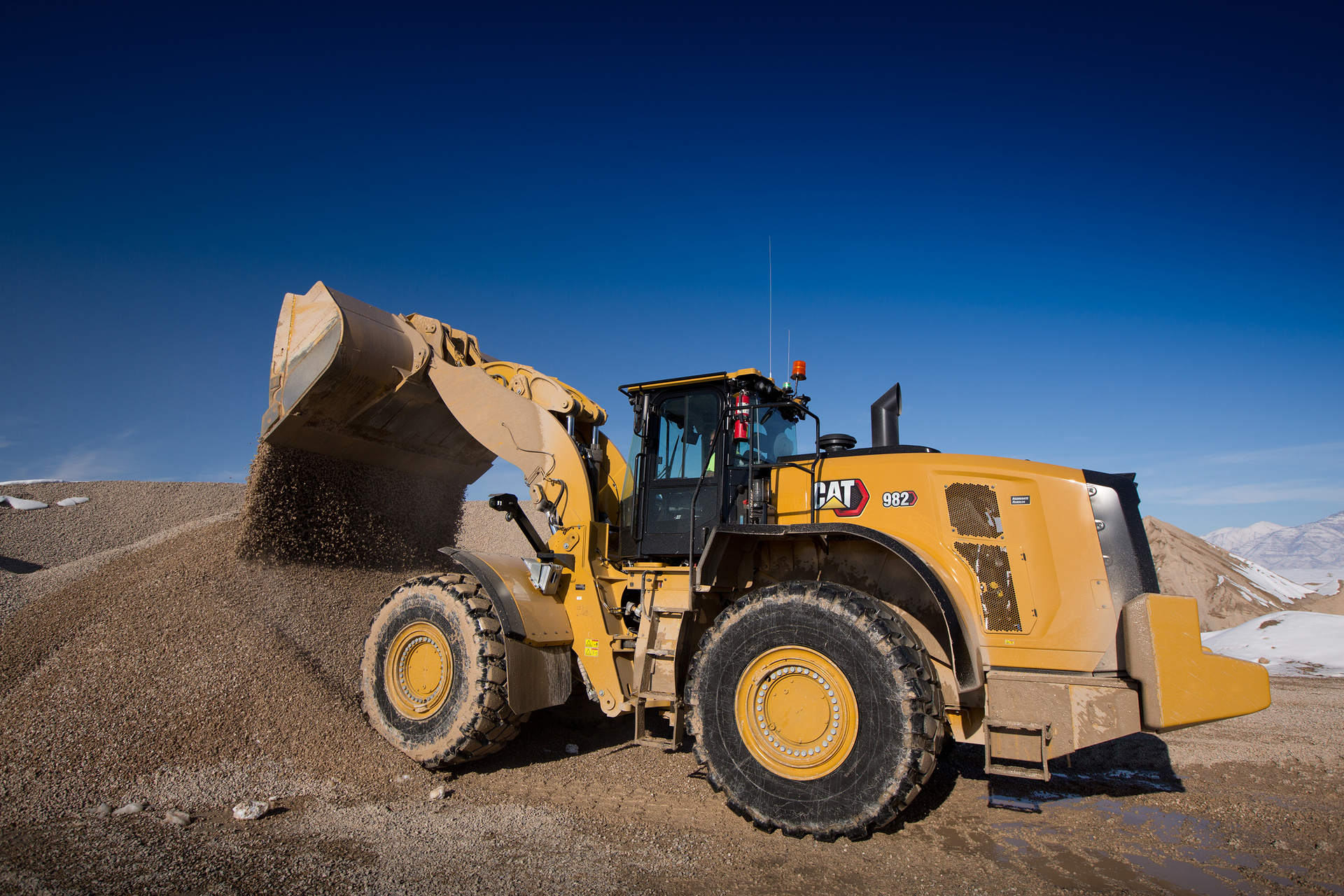 Keeping up with these industry changes, the 982 still provides two-pass loading as load permits continue to increase and trailers are capable of increased payloads.