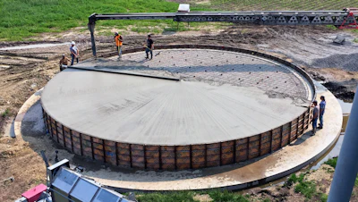 Battery-powered roller screeds are suited for remote applications. They have no cords or hoses and can be easily operated in remote environments with a limited power supply.