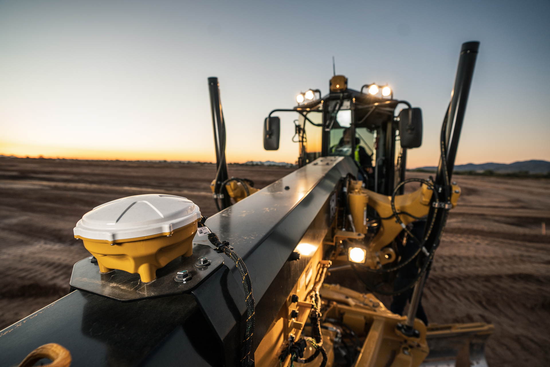 Mastless Trimble Earthworks systems improve the range of grader moldboard motion and keep operators from having to climb around mounting receivers on masts.