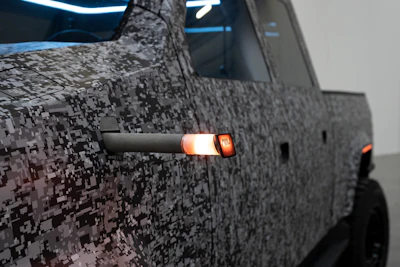 When the vehicle is on, the side mirrors extend out and double as a turn signal. For cold climates, heating elements inside the mirrors alleviate snow and ice and ensure proper function.