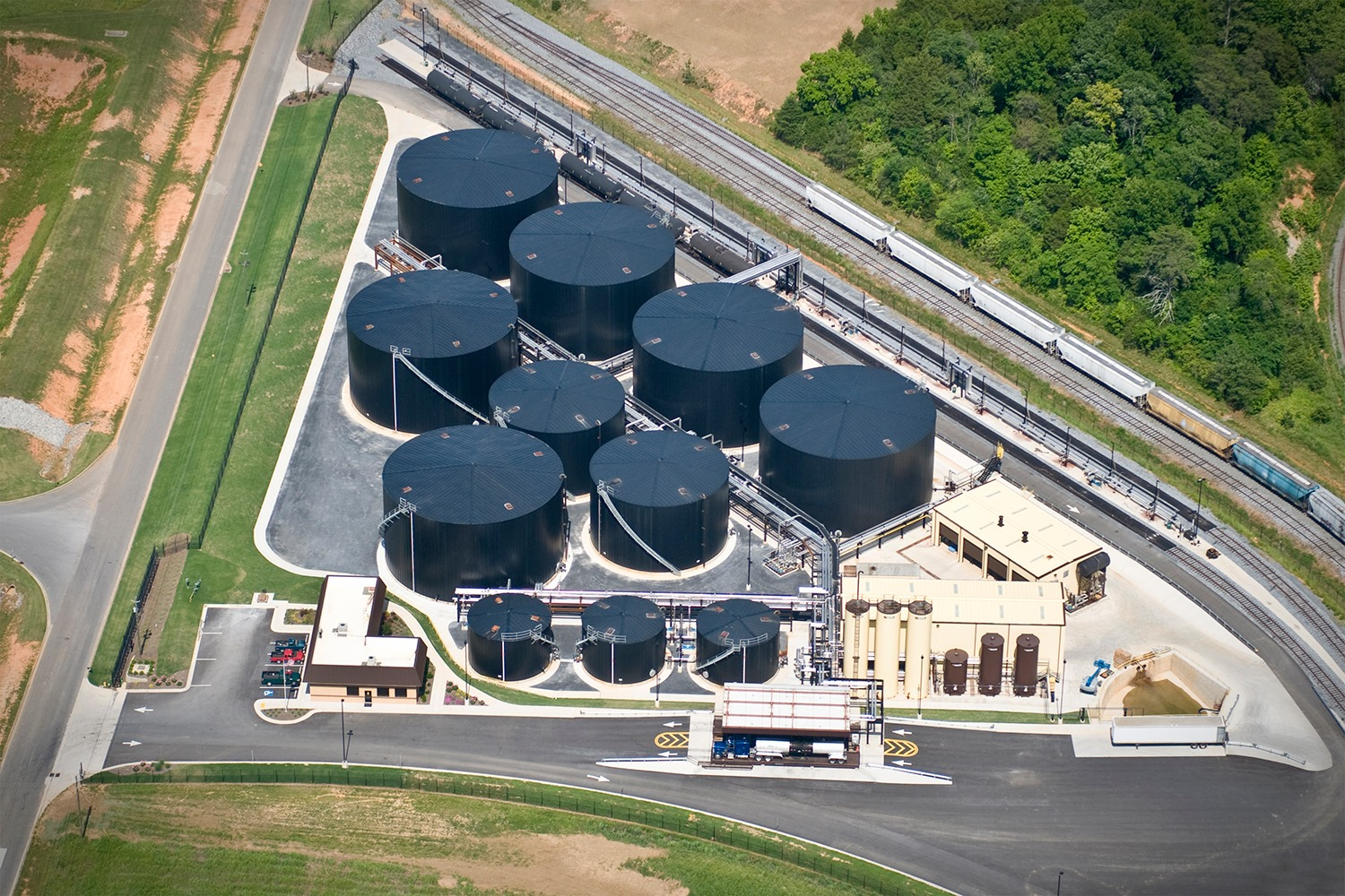 Horizontal tanks offer the advantage of being less susceptible to power lines because of their low profile, easier to recirculate and easier to drain completely.