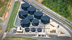 Horizontal tanks offer the advantage of being less susceptible to power lines because of their low profile, easier to recirculate and easier to drain completely.