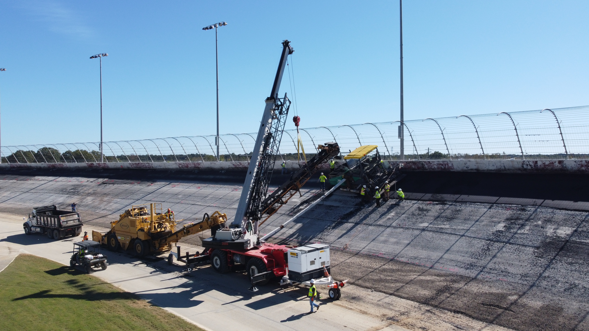 On these 28° banks, segregation is controlled with the feeder belt that fed the paver, a proprietary piece Sunmount developed to pave the high banks.