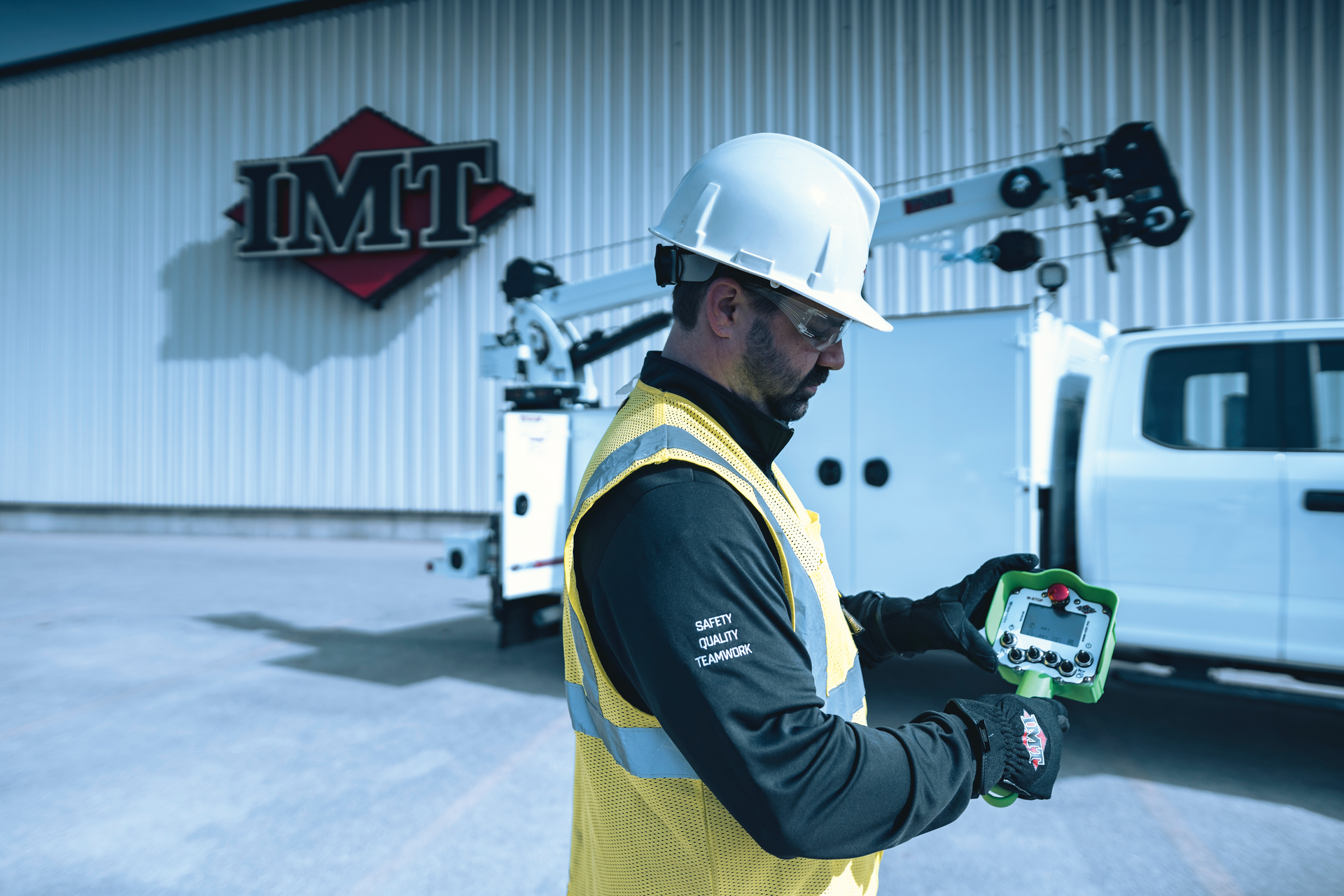 Users can operate the crane, stabilizers, lights, compressor and auxiliary equipment remotely from the wireless controller.