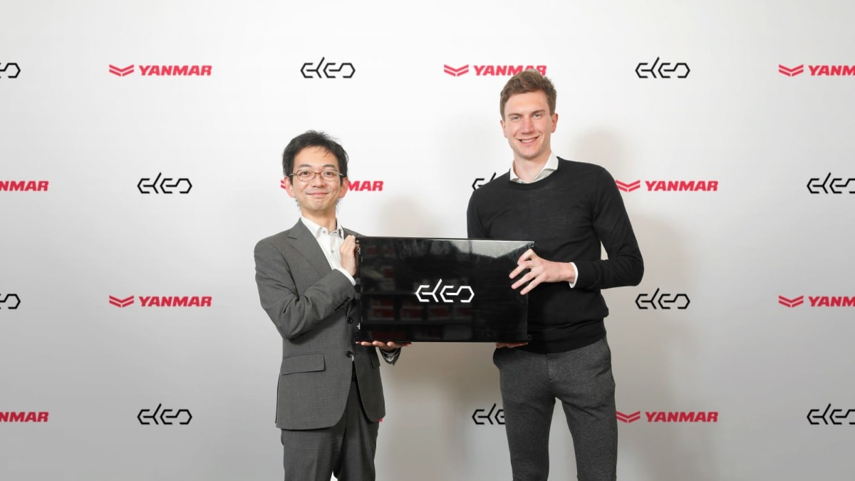 Takayuki Onodera (Yanmar) and Bas Verkaik (ELEO) at the signing ceremony.