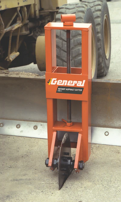 The 190M installs on most standard motor grader moldboards or dozer blades. One stationary jaw and one vertically adjustable jaw can accommodate variable clamping heights from 13 to 28 inches in height