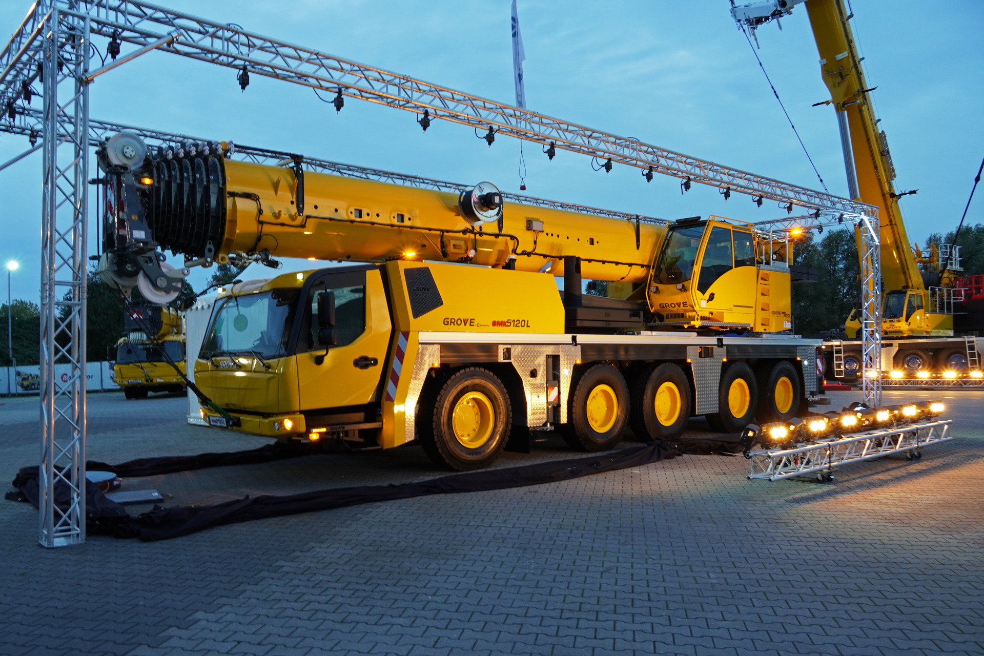 Designed for large-scale construction projects, both the GMK5120L and the GMK5150XL five-axle cranes come with the latest generation of Grove carrier cabs.