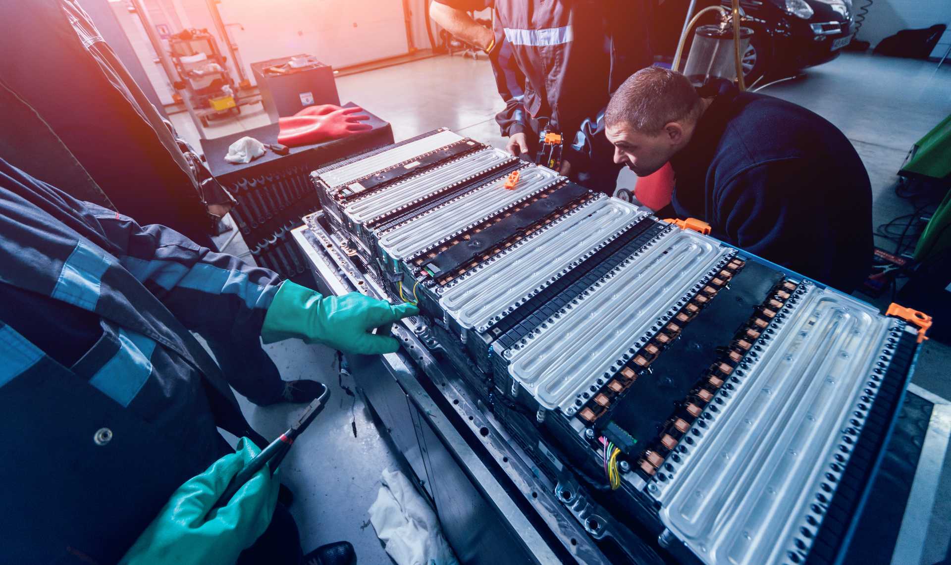 Equipped with water cooling, increased power density, optional integrated DC-DC converter and input over-voltage protection, the CT3.3 serves as a rugged battery charger for onboard installations, in electrically powered machines and vehicles.
