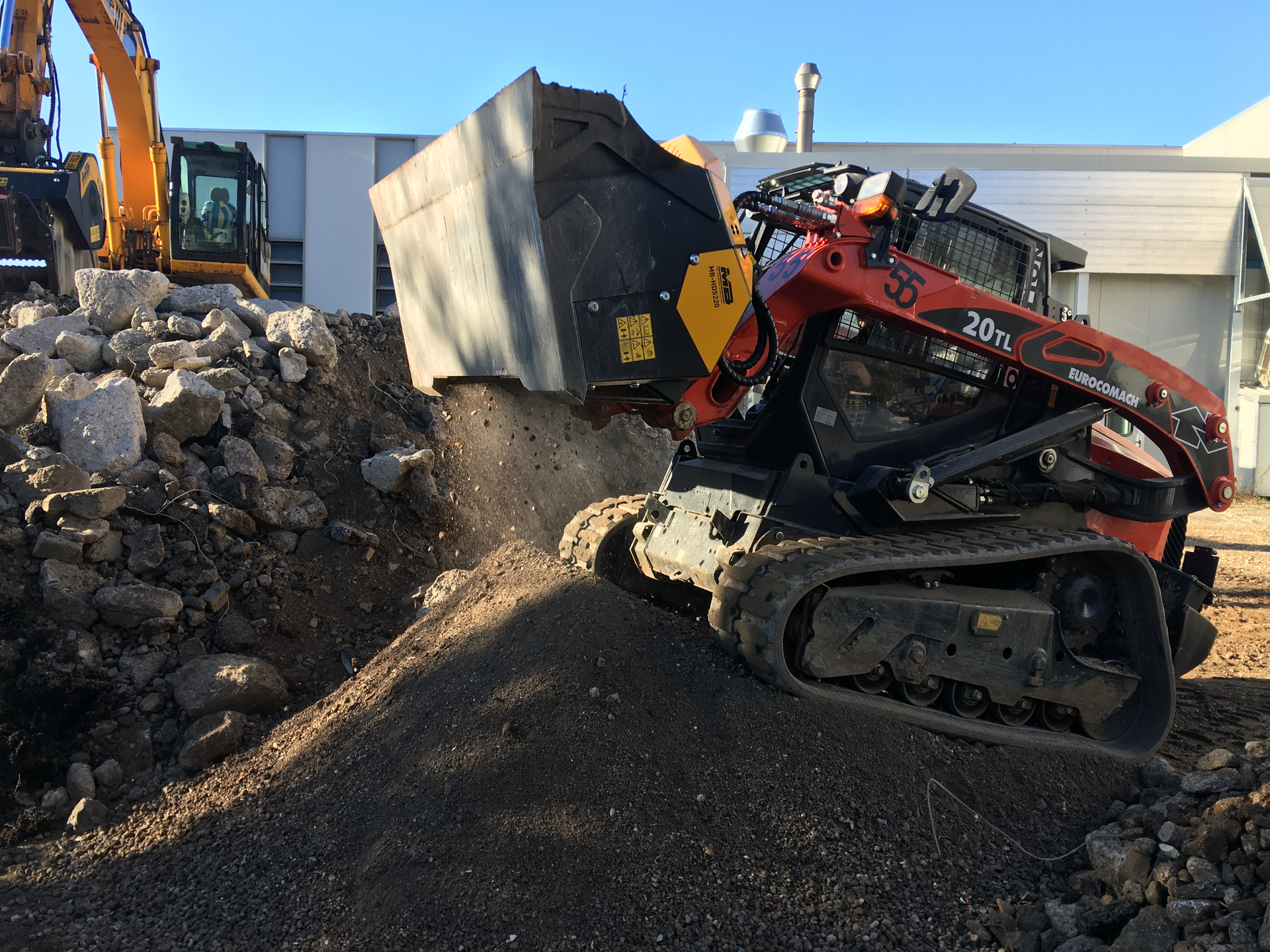 Designed and conceived for gardening, landscaping and urban construction projects, the new MB-HDS padding bucket can be used on loaders and skid steer loaders from 4.5 to 11 tons.