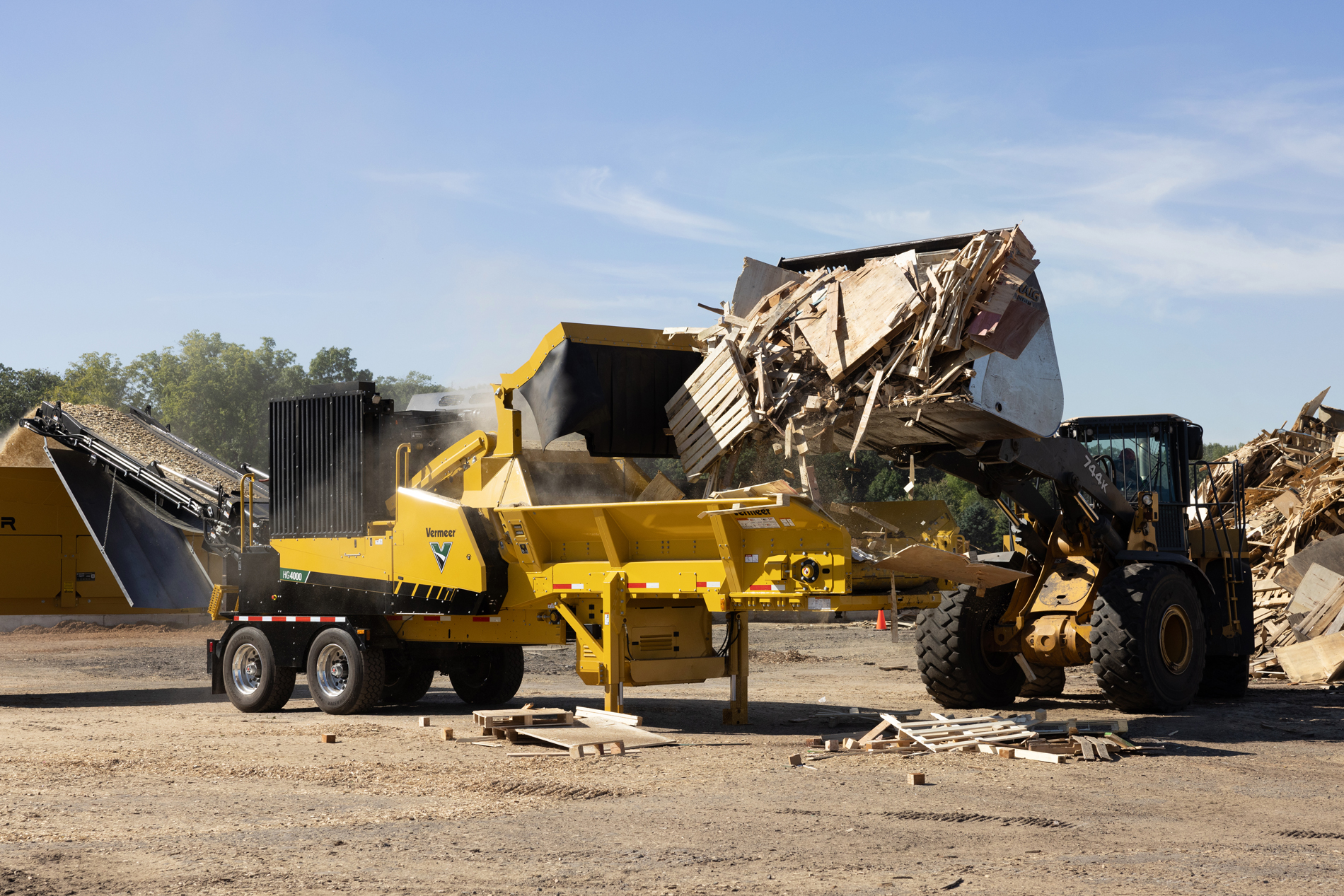 Equipped with a 536-hp (399.7 kW) CAT C13B T4F Stage V diesel engine, this new generation of the HG4000 delivers performance in various wood waste recycling applications and landscaping material production.