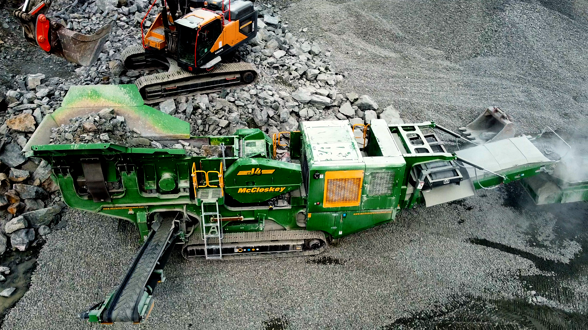 Options of either a short pan feeder to suit the pre-screen or a double deck grizzly pre-screen are available for sizing of material based on the required end product.