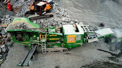 Options of either a short pan feeder to suit the pre-screen or a double deck grizzly pre-screen are available for sizing of material based on the required end product.