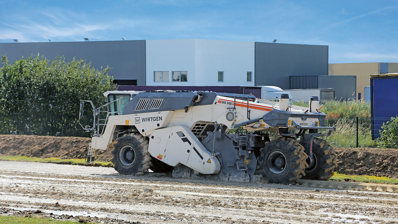 The AutoTrac automatic steering system makes Wirtgen cold recyclers and soil stabilizers even more efficient.