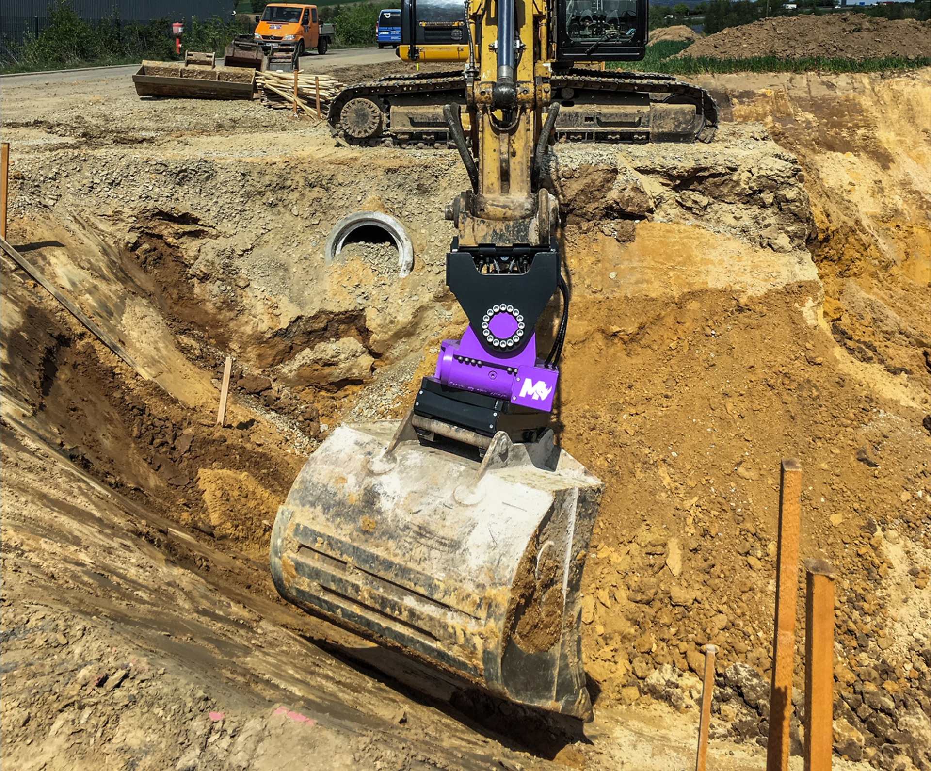 The Mazio tilt-rotator features a hydraulic quick coupler that allows the operator to remain in the cab while changing tools.