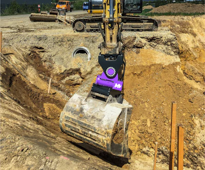 The Mazio tilt-rotator features a hydraulic quick coupler that allows the operator to remain in the cab while changing tools.