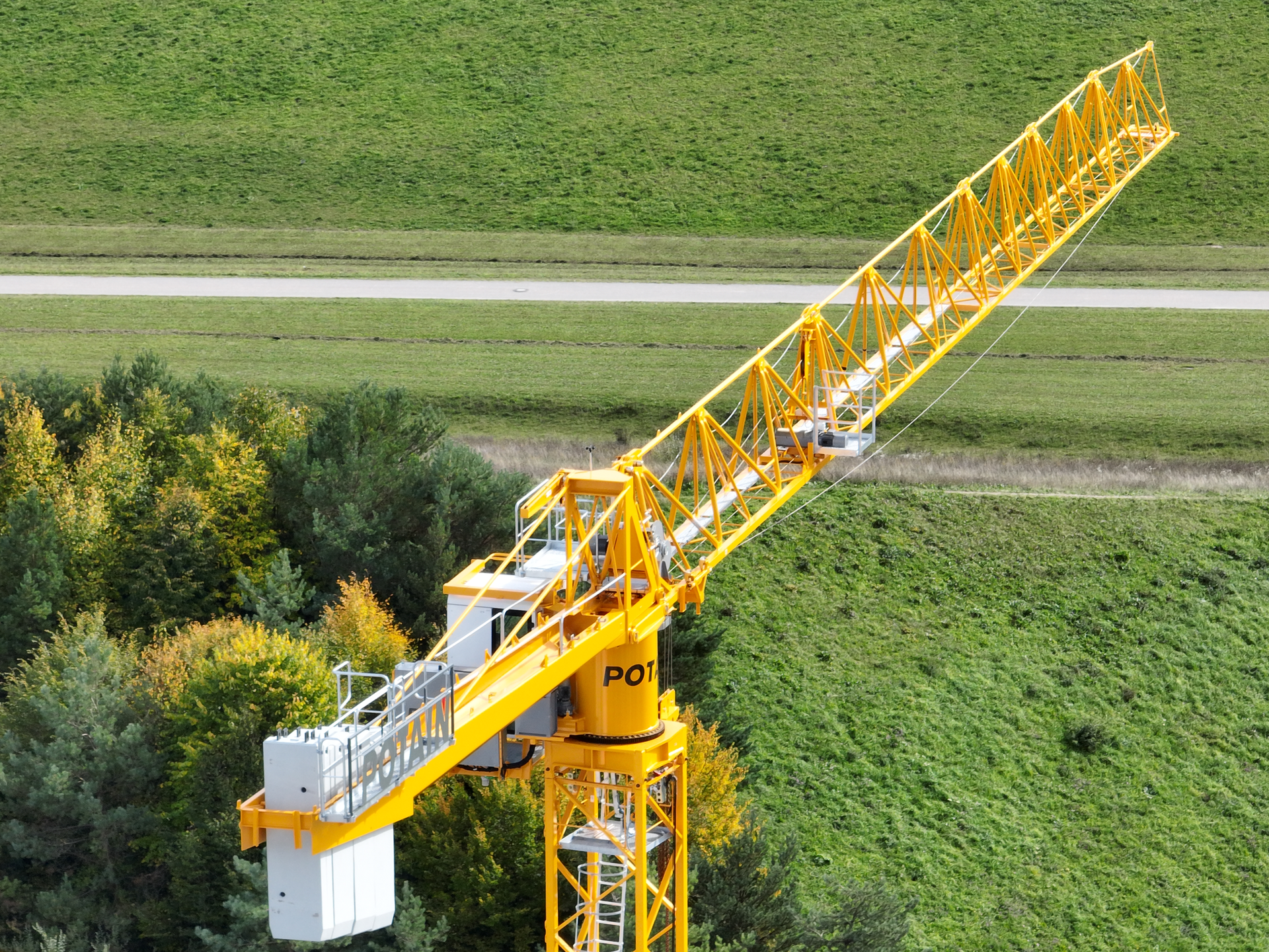 With a 60 m maximum jib, the crane is designed for small to midsized building projects of up to 10 floors and tight urban jobsites.