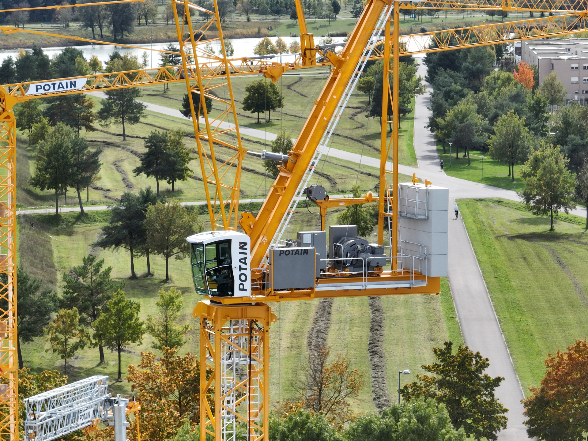 The MR 229 is the first Potain luffing jib crane to feature Manitowoc’s Crane Control System (CCS), the control command system on all Potain hammerhead cranes.