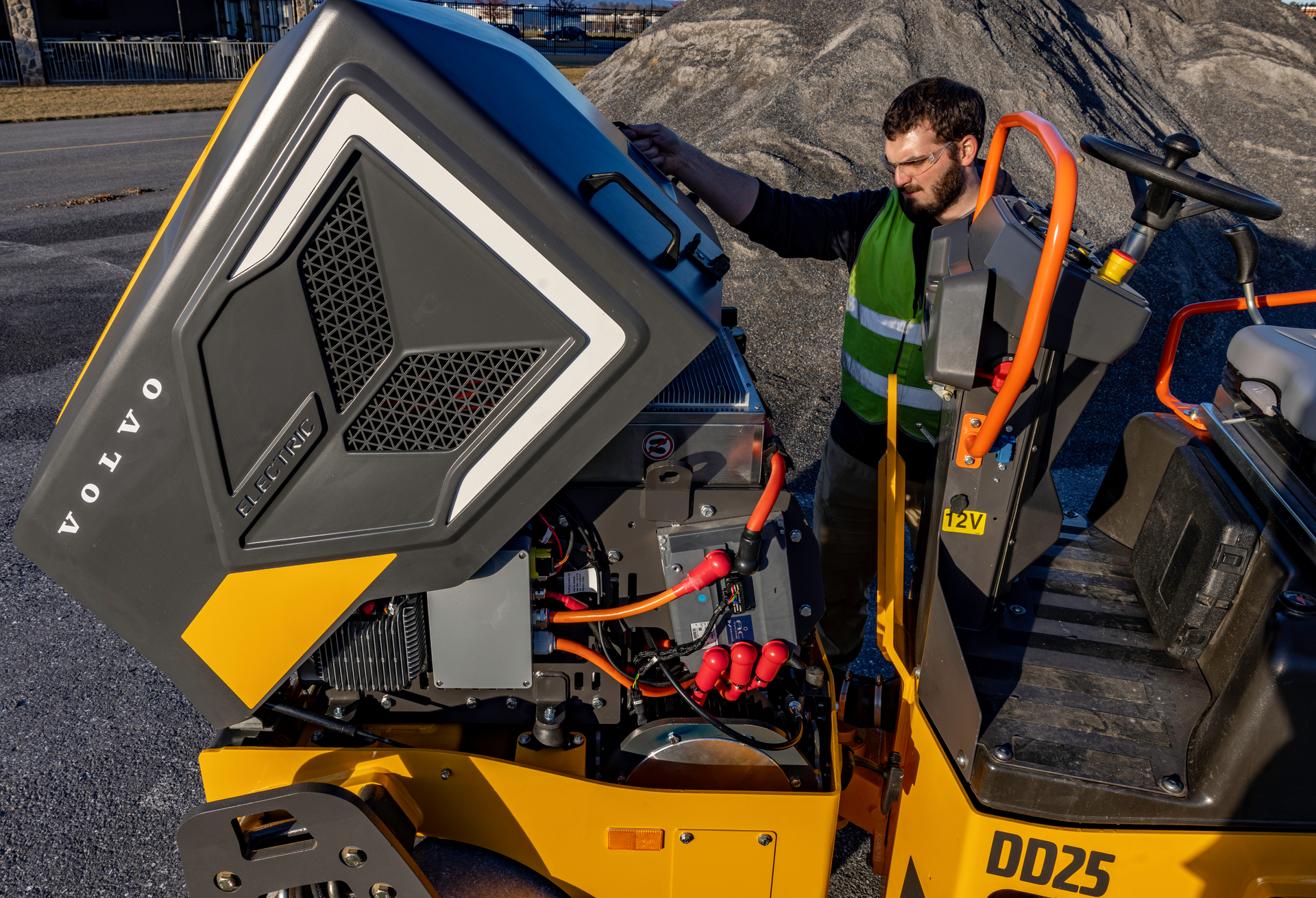 The new fully electric DD25 asphalt compactor.