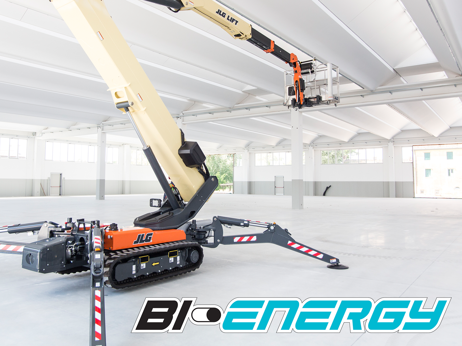 The system equips these JLG machines with two full-sized, independent power sources, combining an emissions-free lithium-ion battery pack with a diesel engine to allow operators to work indoors and outside with one machine.